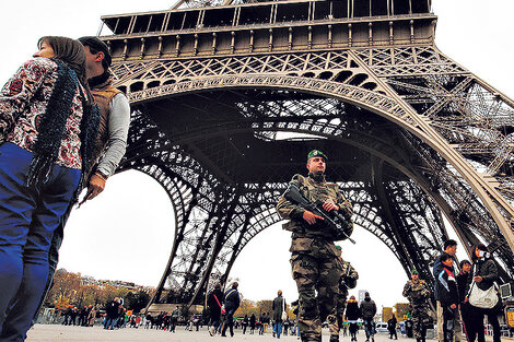 Policías, gendarmes y militares son parte del paisaje diario en toda Francia.