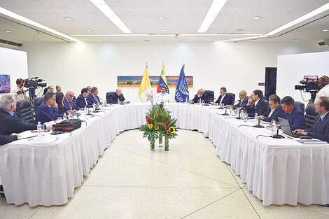 Nicolás Maduro presidió la primera reunión entre representantes de su gobierno y líderes opositores.