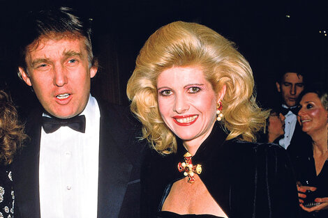 Tump e Ivana cuando estaban casados, antes de que ella lo denunciara por haberla violado en un ataque de furia.