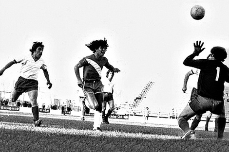 Diego mira cómo la pelota supera al arquero Lucangioli.