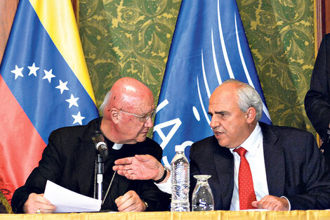 Monseñor Gelli, enviado del Vaticano, y Ernesto Samper, secretario general de Unasur.