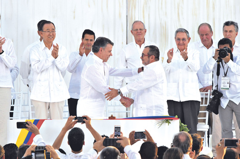 Santos y Timochenko acordaron la paz tras décadas de guerra en Colombia. (Fuente: AFP)