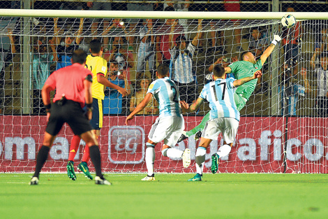 La pelota se mete en el ángulo del arco de Ospina tras la magistral ejecución de Messi para la apertura del marcador.