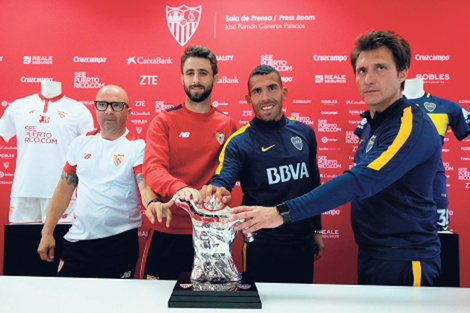 Sampaoli, Pareja, Tevez y el Mellizo Guillermo, durante la presentación.