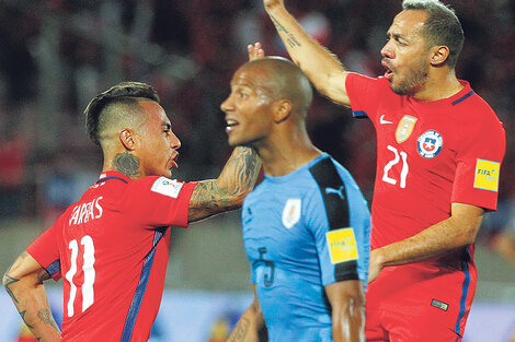 Vargas festeja el empate de Chile, en tiempo de descuento de la primera parte.