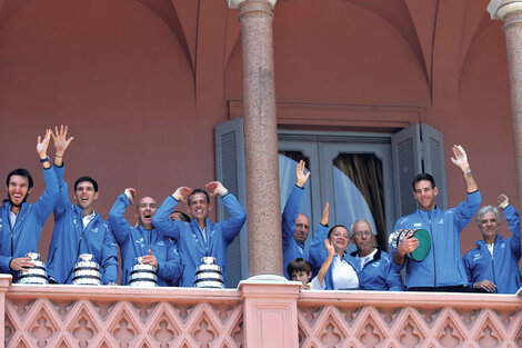 El festejo en el balcón de la Casa Rosada, cada uno con su réplica de la Copa Davis. (Fuente: DyN)