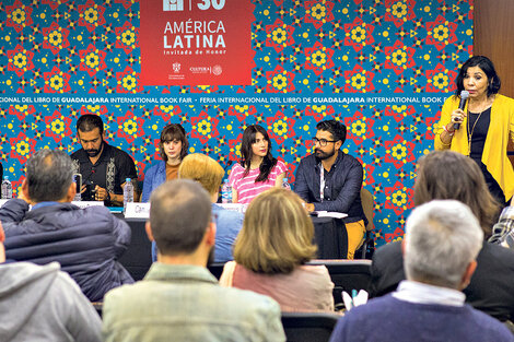 “La literatura, además de ser un esfuerzo solitario, es algo colectivo”, se dijo en la mesa de debate.