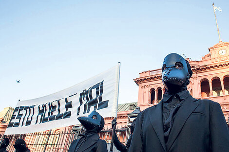 Los artistas realizan sus performances con máscaras de cuervo.
