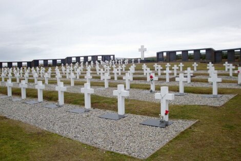 Se identificará a los soldados caídos en Malvinas y habrá un vuelo mensual