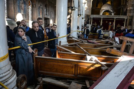 Confusión, pánico y gritos en la nave principal de la catedral cristiana de El Cairo.