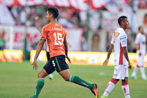 Emanuel Cecchini corre a festejar el gol de la victoria. (Fuente: Télam)