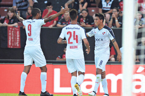 Vera y Rigoni le abren los brazos al goleador Meza, que con su tanto inició el camino al triunfo en una cancha siempre difícil para los grandes.