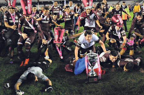 Festejo de jugadores granates en el Monumental tras la goleada 4-0 ante San Lorenzo. (Fuente: Julio Martín Mancini)