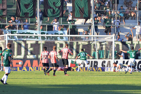 La pelota viaja hacia la red y San Martín empieza los festejos. (Fuente: Télam)