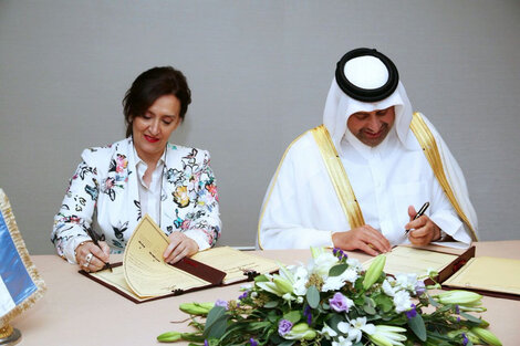 La firma del tratado entre la vicepresidenta Michetti y el jeque Ahmed bin Jassim Al Thani, ministro de Economía y Comercio de Qatar.