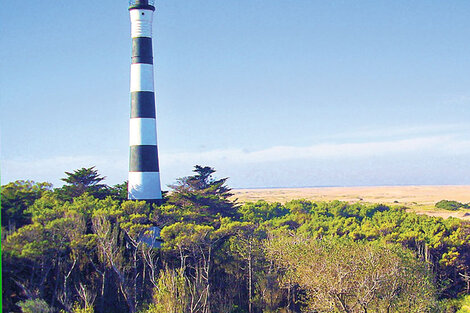 Con sus 54 metros de altura, el Faro Querandí tiene un alcance de 33 kilómetros.