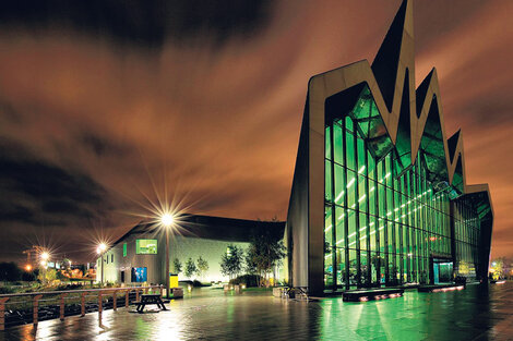 El Museo Riverside del transporte en Glasgow, inspirado en una ola y cubierto de titanio.