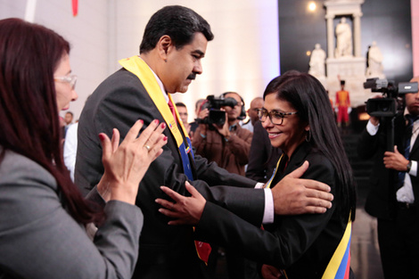 El presidente de Venezuela Nicolás Maduro condecoró a la canciller Delcy Rodríguez.