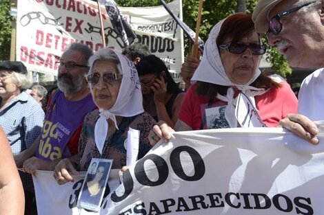 La Plaza de Mayo cubierta por los pañuelos blancos de las Madres