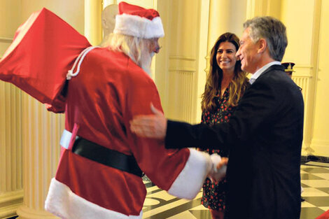 Mauricio Macri y Juliana Awada saludaron a Papá Noel en el brindis en la Casa Rosada.