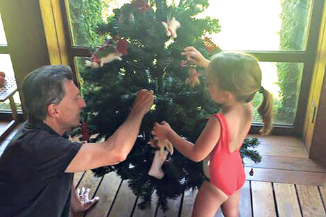 Macri no perdió la oportunidad de subir a Facebook una foto con su hija armando el árbol de Navidad.