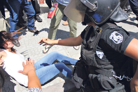 La diputada Mayra Mendoza fue tirada al piso por los golpes de la policía. 