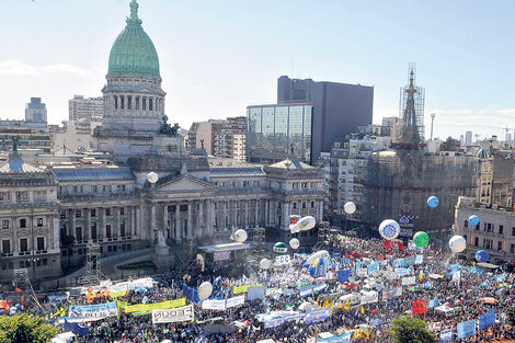 Los movimientos sociales y la CGT en un acto frente al Congreso para reclamar la ley de Emergencia Social. (Fuente: DyN)