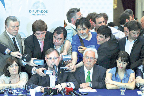 Conferencia de prensa de la oposición en Diputados anunciando el proyecto unificado. (Fuente: Télam)