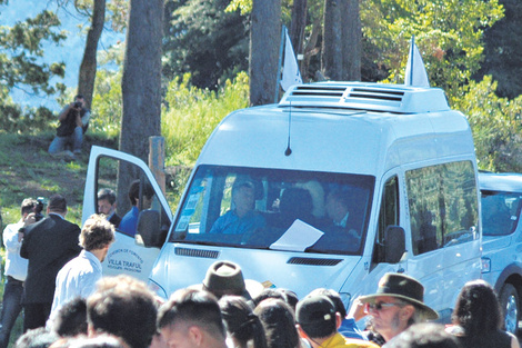 La camioneta en la que se trasladaba Mauricio Macri hasta el acto en Villa Traful. (Fuente: DyN)