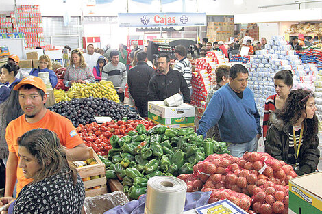 Las subas en frutas, verduras y lácteos, entre otros, siguen impactando en el bolsillo de los asalariados.  (Fuente: Archivo)