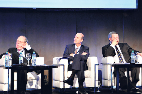 Guillermo Calvo, Federico Sturzenegger y Mario Bergara, en el seminario del Banco Ciudad. (Fuente: Arnaldo Pampillon)