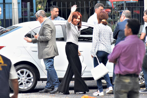 La ex presidenta Cristina Kirchner ayer al llegar a Tribunales para declarar en la causa AMIA. (Fuente: DyN)