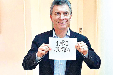 El Presidente subió una foto sosteniendo un cartel con un profundo mensaje.