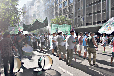 La protesta ayer por la tarde se concentró frente a la sede de la Cámara en avenida Córdoba. (Fuente: Archivo)