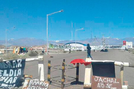 Los manifestantes reclamaban el cierre de la mina donde hubo graves derrames de cianuro. 