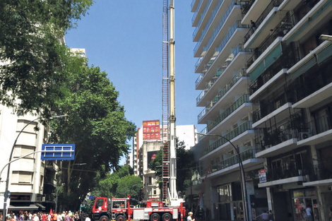 La grúa se instaló sobre la avenida Santa Fe.