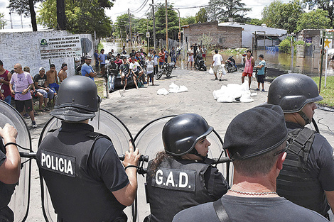 La Gendarmería y la policía local atacaron a los vecinos que cortaron la ruta 8.