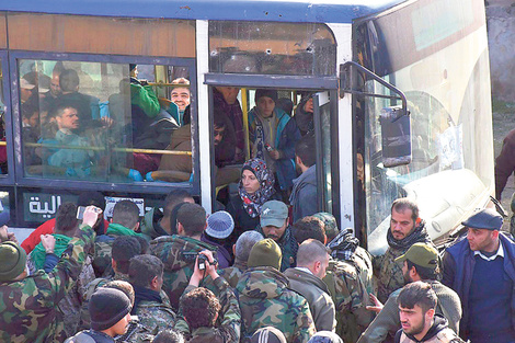 En las afueras de Alepo, en Jebrin, la población civil que pudo salir de la ciudad es recibida en centros de acogida. (Fuente: EFE)