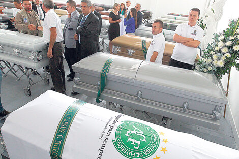 La preparación de los féretros en Colombia, desde donde serán repatriados a Brasil las víctimas de Chapecoense. (Fuente: EFE)