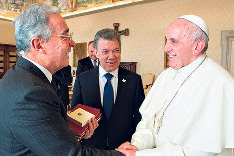 Uribe, Santos y Francisco, reunidos en el Vaticano.  (Fuente: AFP)