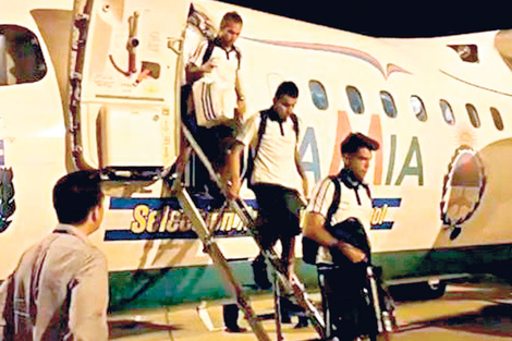 El momento en el que los jugadores de la Selección nacional bajan del aparato que cayó con el Chapecoense.