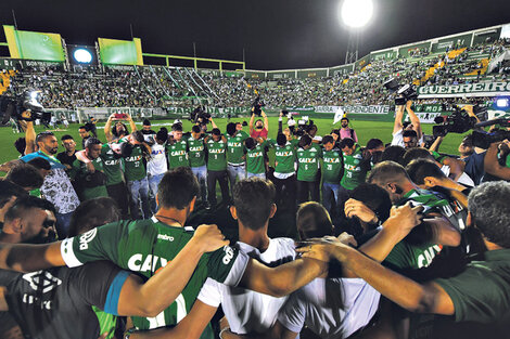 Una imagen del dolor en el estadio de Chapecoense.