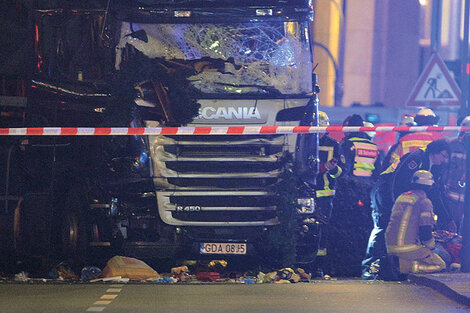 El Scania con patente polaca arrolló personas y puestos de venta en el mercado berlinés.