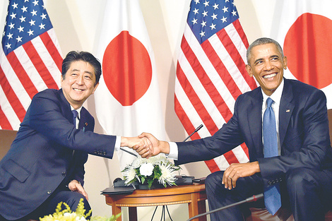 Abe y Obama se dan la mano en Honolulu, capital de Hawaii, antes de viajar juntos a Pearl Harbor. (Fuente: AFP)