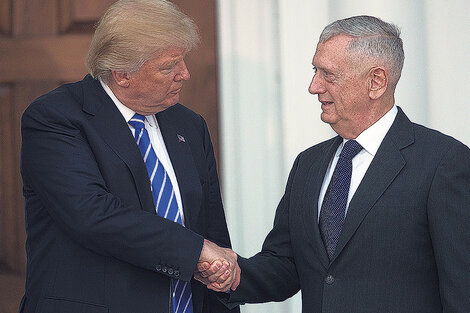 Trump saluda a Perro Loco, el nuevo secretario de Defensa de Estados Unidos. (Fuente: AFP)