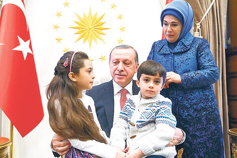 Erdogan recibió a la niña siria Bana Alabed junto a su hermano y su madre. 