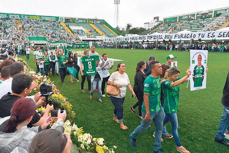 Los jugadores de Chapecó fueron despedidos por una multitud en medio de un diluvio. (Fuente: AFP)