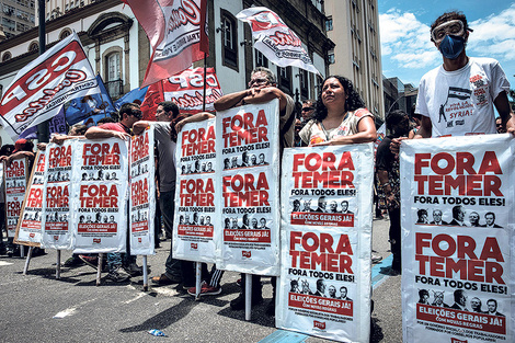 Protesta pidiendo la dimisión de Temer frente a un edificio de la muinicipalidad de Río de Janeiro.