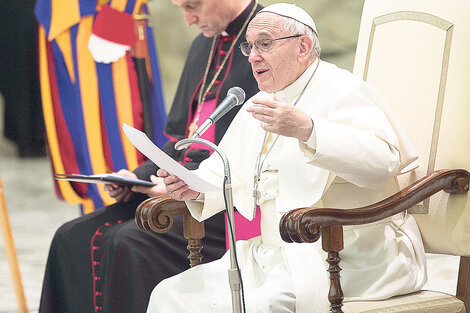 “Como todos somos pecadores, también los medios pueden caer en hacer daño”, dijo el Papa. (Fuente: EFE)