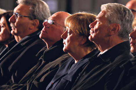 La canciller Angela Merkel y representantes de su gobierno asistieron a la ceremonia en honor a las víctimas de la matanza. 